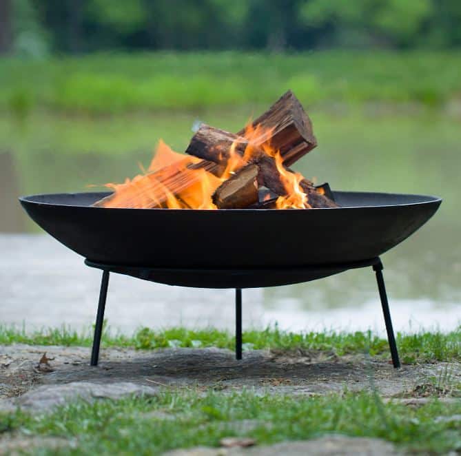 Wood campfires in fire boxes off the ground add to the atmosphere.